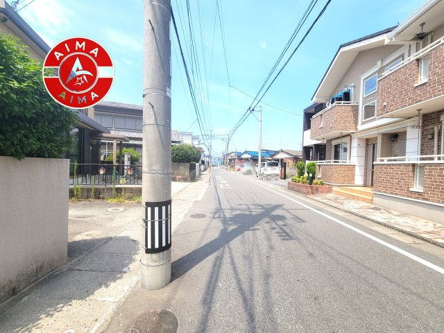 春日市須玖南2丁目第1-1棟（1号棟）の前面道路含む現地写真|前面道路は閑静な住宅地をはしる車通りの少ない道路。お車の出し入れが苦手なママや小さなお子様にも安心ですね。しっかり舗装もされているので、ベビーカーや自転車で通っても快適に通行できます。