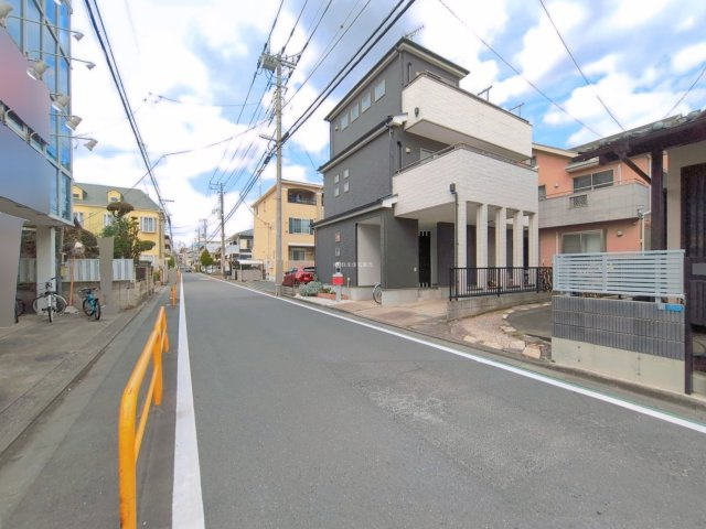 ふじみ野市新田１丁目の中古一戸建の前面道路含む現地写真