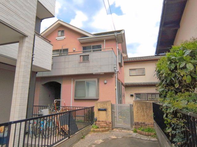 ふじみ野市新田１丁目の中古一戸建の外観|駐車スペースは2台分あり、セカンドカー利用も可能です。