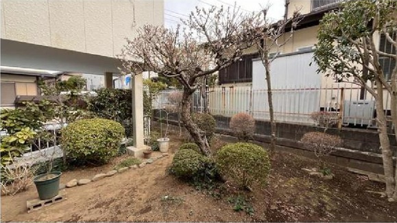 【庭】 | 季節の草花が楽しめる庭がございます。　　　　　　　　　　　　　　　

