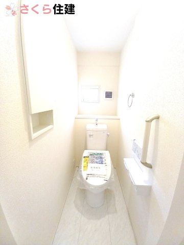 宇都宮市東原町　１号棟のトイレ|階段下のスペースを活用していますが狭さを感じにくいです							
