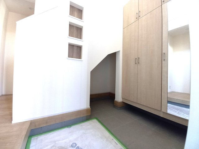 宇都宮市東原町　１号棟の玄関|大きなシューズボックスがあり、階段下が収納になっています