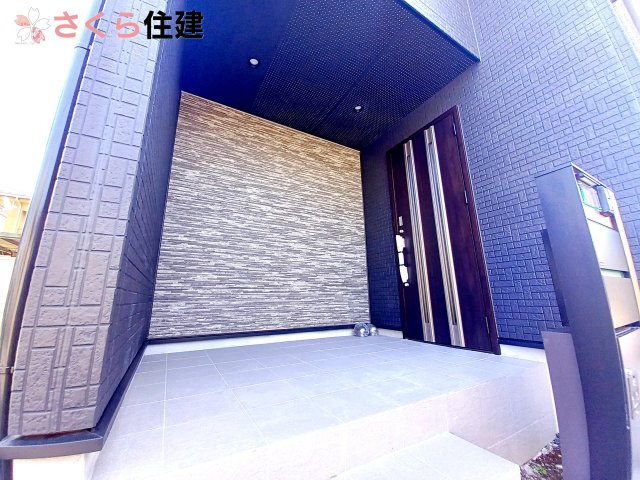 宇都宮市東原町　１号棟の玄関|西向きの玄関です屋根付きで雨の日も安心								
