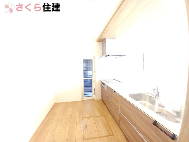宇都宮市東原町　１号棟のキッチン|キッチンのスペースが広いので冷蔵庫や食器棚を置いても空間に余裕がありそう							
