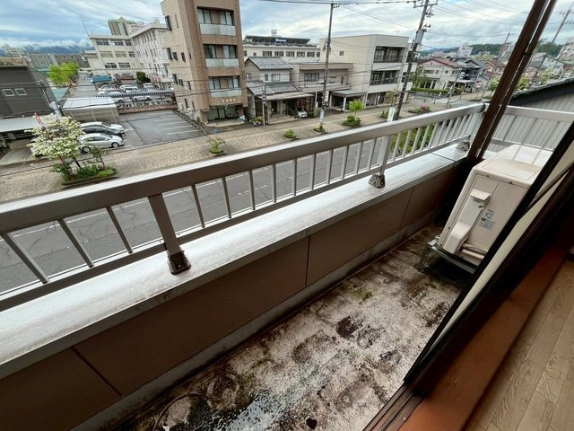 高志前ビルのバルコニー