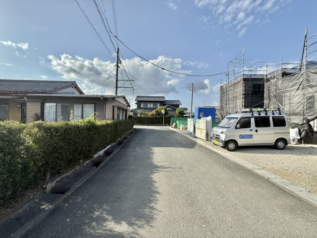 浜名区尾野 2号棟の前面道路含む現地写真|前面道路は車がほとんど通らないので、小さいお子さんがいる家庭でも安心できますね。
