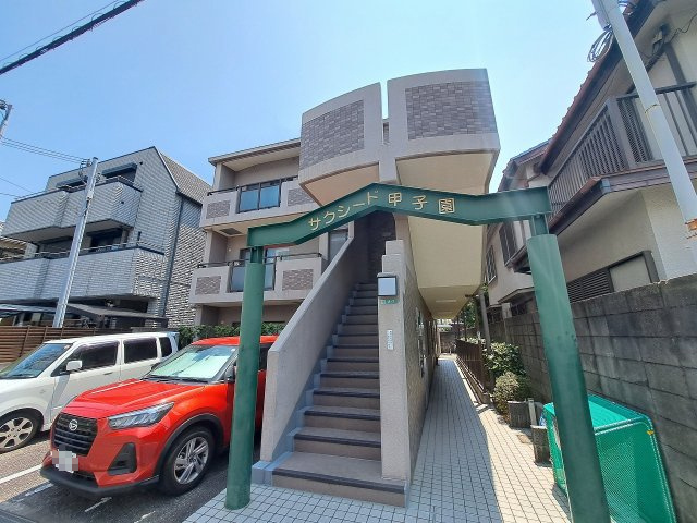 サクシード甲子園の外観