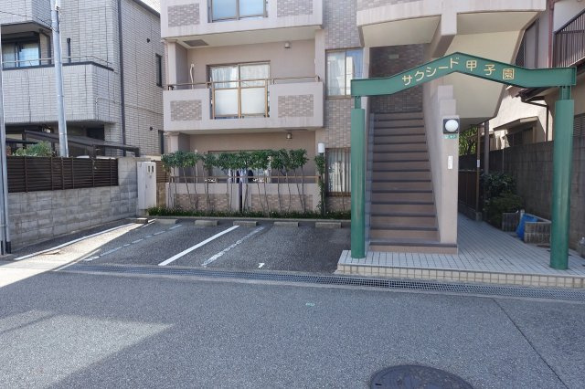 サクシード甲子園の駐車場