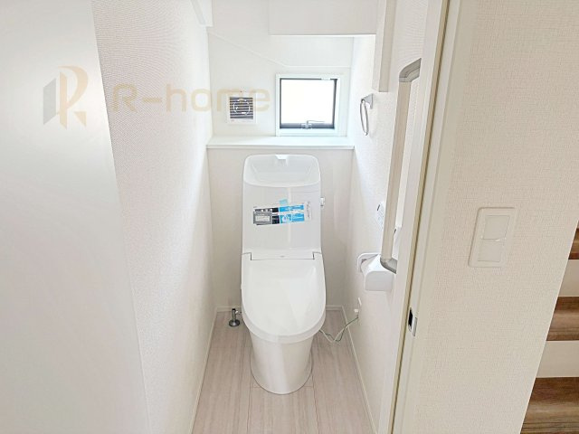 取手市本郷6期　新築戸建て　3号棟のトイレ|温水洗浄便座付きのトイレ。
トイレが２ヵ所設置で朝の忙しい時間でも安心です。