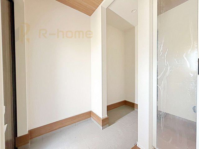 取手市本郷6期　新築戸建て　3号棟の玄関|ベビーカーやアウトドア用品もスッキリ収納できるシューズクローク！