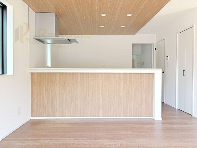 取手市本郷6期　新築戸建て　3号棟のキッチン|会話をしながらお料理ができる対面式キッチン！コンロ前も壁がない嬉しい仕様♪