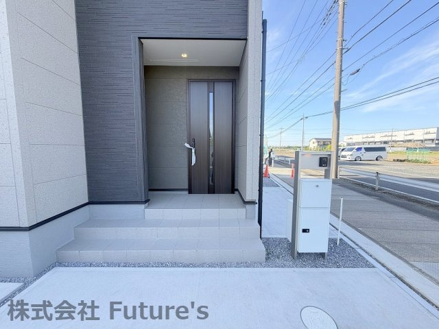 三郷市彦糸　新築戸建　全5棟　5号棟のエントランス|不在時に便利な宅配BOX完備