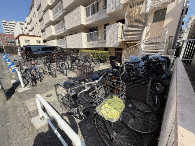大久保ハウスの駐輪場|大久保ハウス：敷地内に駐車場、バイク置場、駐輪場ございます！