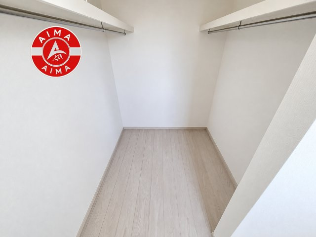 春日市紅葉ヶ丘西6丁目第3-2棟（2号棟）の収納|洋服や大きな荷物が多い方や人数の多いご家族などは、一般的なクローゼットよりもウォークインクローゼットのほうが使い勝手が良いです。