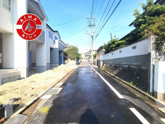 春日市紅葉ヶ丘西6丁目第3-2棟（2号棟）の前面道路含む現地写真|前面道路は閑静な住宅地をはしる車通りの少ない道路。お車の出し入れが苦手なママや小さなお子様にも安心ですね。しっかり舗装もされているので、ベビーカーや自転車で通っても快適に通行できます。