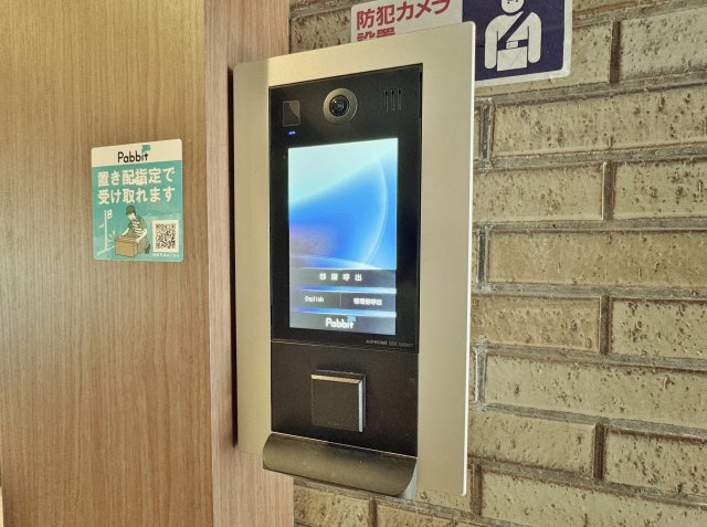 桜台ハイライズの防犯設備|安心のオートロックシステム完備
インターホンの映像で来訪者の声と顔を確認後鍵を解錠することができるTVモニター付きインターホン