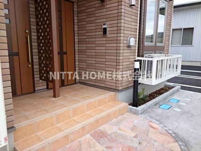 京丹後市大宮町周枳のアパートのエントランス