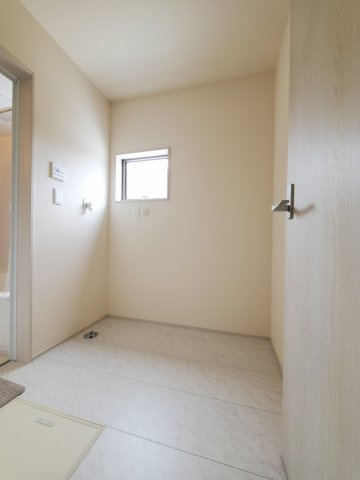 八潮市　緑町3丁目　新築戸建　全3棟の洗面所|広いランドリースペース