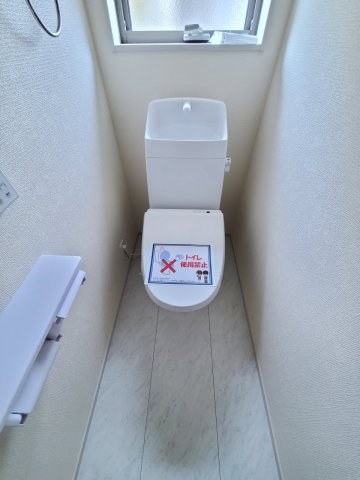 八潮市　緑町3丁目　新築戸建　全3棟のトイレ|落ち着いたトイレです