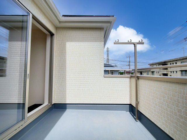 八潮市　緑町3丁目　新築戸建　全3棟のバルコニー|外からの目が気にならないバルコニーで洗濯物が干せます