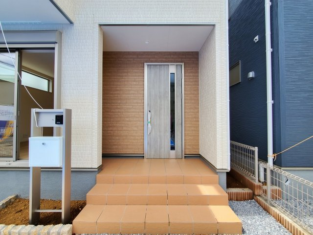 八潮市　緑町3丁目　新築戸建　全3棟の玄関|明るい玄関です