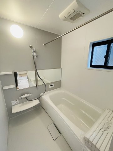 納所町　新築参考Bプランの完成予想図|【施工例】
空気もこもらずいつもクリーンな浴室暖房換気乾燥機を標準装備。浴槽は足を伸ばせる1坪タイプです。