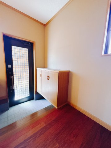 【中古戸建】伊勢崎市宮子町の玄関|■玄関｜「玄関から、我が家を心地よく。自然の風や光を感じられる気持ちのいい玄関へ。」永く居心地のいい暮らしを演出する快適性能と安心を両立させたドアを採用しました！