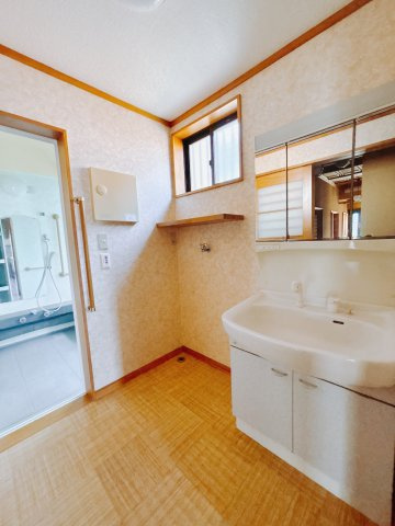【中古戸建】伊勢崎市宮子町の独立洗面台|■洗面室｜大きな鏡で朝の身支度もラクラク♪毎日の忙しい準備が楽しくなる洗面所です(^^♪