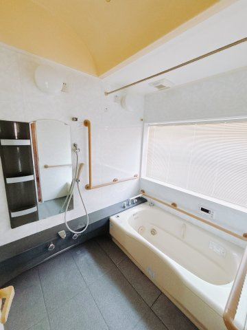 【中古戸建】伊勢崎市宮子町の浴室|■浴室｜大人が足を伸ばしても入れる広々浴槽ですので、肩まで浸かって体全体をしっかり温められます。大きな窓がついておりますので、湿気で篭りがちなバスルームも換気することができます( ＾＾ )