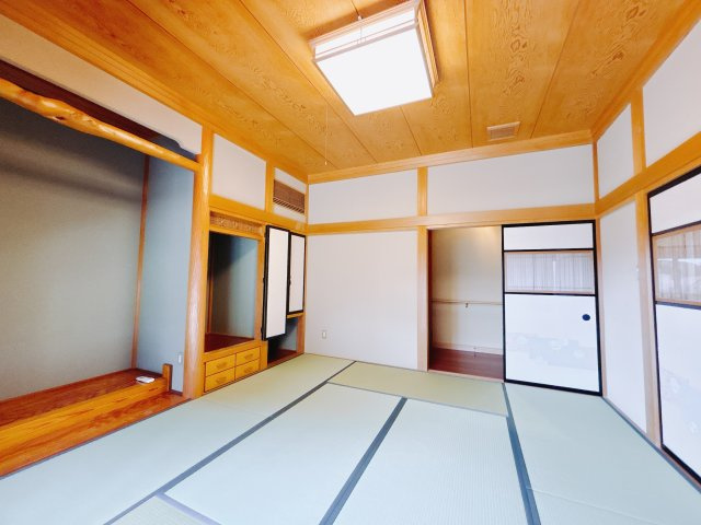 【中古戸建】伊勢崎市宮子町の和室|■1階和室｜和室でしか味わえない畳ならではの香りや素材で和のやすらぎを感じてください♪休日はお子様とお昼寝するのにも最適です！