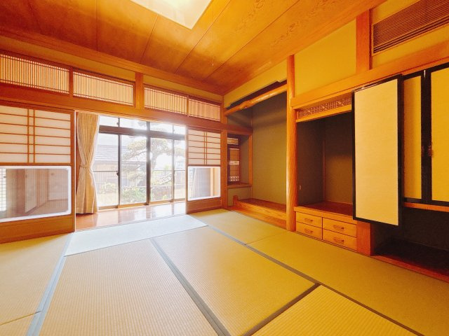 【中古戸建】伊勢崎市宮子町の和室|■1階和室｜意外と場所をとるアイロンがけや、お洗濯物を畳むときにも広々と使うことができ、ちょっと一休みしたいとき、すぐに横になれるのも魅力です♪