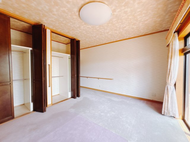 【中古戸建】伊勢崎市宮子町の洋室|■1階洋室｜ナチュラルカラーの床です。模様替えなどとても楽しく工夫できます♪陽当たり、風通しもとても良いので毎日快適な生活スタートです！子供部屋にも良いですね♪