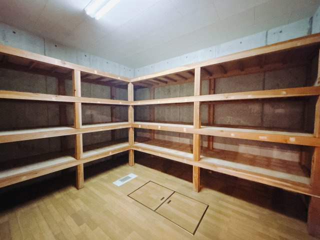 【中古戸建】伊勢崎市宮子町の収納|■納戸｜収納棚もついています♪大きな物で収納もしっかりできますので安心です！