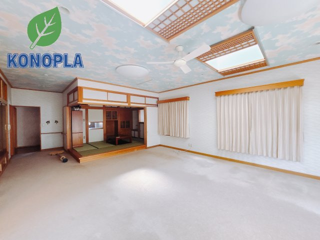【中古戸建】伊勢崎市宮子町の居間・リビング|■リビング｜家族でゆったりくつろげる、居心地の良いリビング♪賃貸と違って、テレビや音楽の音を気にしなくて良いことが嬉しいですね(*＾＾*)