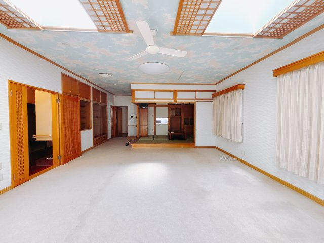 【中古戸建】伊勢崎市宮子町の居間・リビング|■リビング｜陽当たり良好のリビングダイニング♪賃貸では叶わなかった、お友達とのホームパーティや大音量で映画やテレビを楽しむことができます(*^^*)