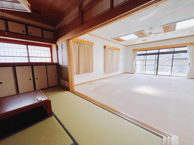 【中古戸建】伊勢崎市宮子町の和室|■1階和室｜「続き間の和室」は子育て世代にこそ適しています。お子様のお昼寝スペースや、洗濯物をたたむのに便利です。客間やリビングの延長としても使えます。