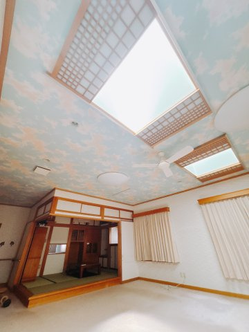 【中古戸建】伊勢崎市宮子町の居間・リビング|■リビング｜時の流れと共に陽射しは装いを変え空間に新たな彩りを与えます。一日中家に居ても飽きることなく過ごすことができる素敵な空間です♪