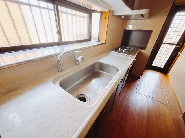 【中古戸建】伊勢崎市宮子町のキッチン|■キッチン｜ワークトップの幅が広く、お子様といっしょにお料理をつくったり、ちょっとしたパーティーも楽しめます。フラットなのでお掃除がしやすいのもポイントです♪