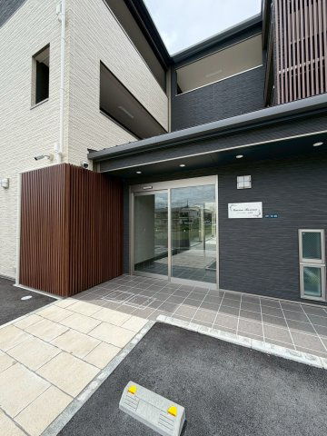 メゾンレヴナ木田町のエントランス