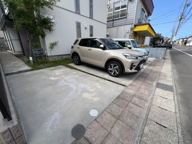 モンドール・Tの駐車場