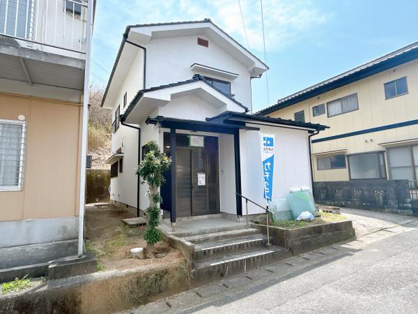 周南市大字久米　戸建ての外観|【リフォーム中】外観写真です。花壇もあるので新生活を機に家庭菜園を始めてみてもいいですね
