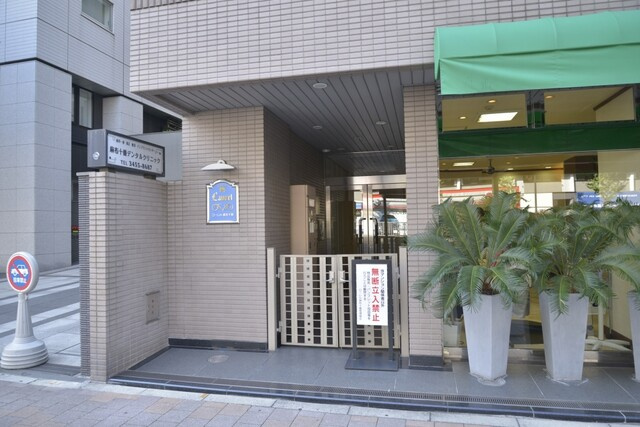 ローレル麻布十番のエントランス|「麻布十番」駅徒歩１分！平成７年築・オートロック＆宅配ボックス付きマンション、ローレル麻布十番は即日現地案内可能となっておりますので、お気軽にお問い合わせください！