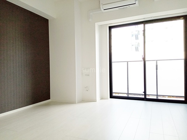 クレヴィスタ浮間舟渡の居間・リビング|アクセントクロスが素敵なお部屋です☆