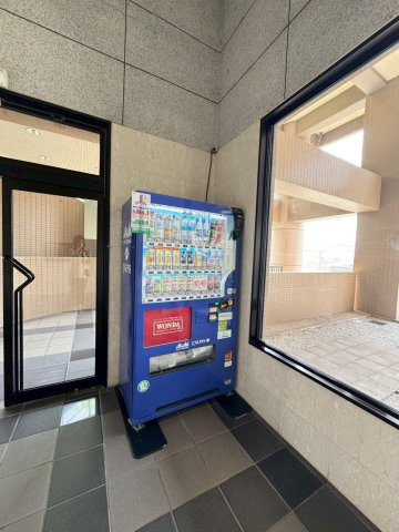 【認定中古】イマージュアークヒルズ霧ケ丘ー3LDKー【小倉北区　中古マンション】のその他共用部分|自販機もありスッキリとしたマンションのエントランス♪　【小倉北区　中古マンション】