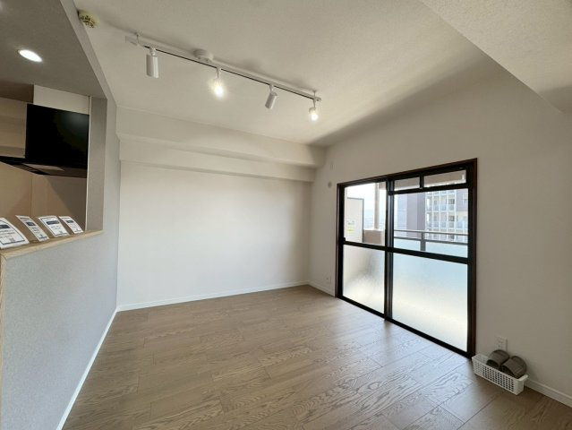 【認定中古】イマージュアークヒルズ霧ケ丘ー3LDKー【小倉北区　中古マンション】の居間・リビング|ワイドバルコニーとつながる明るいリビング　【小倉北区　中古マンション】