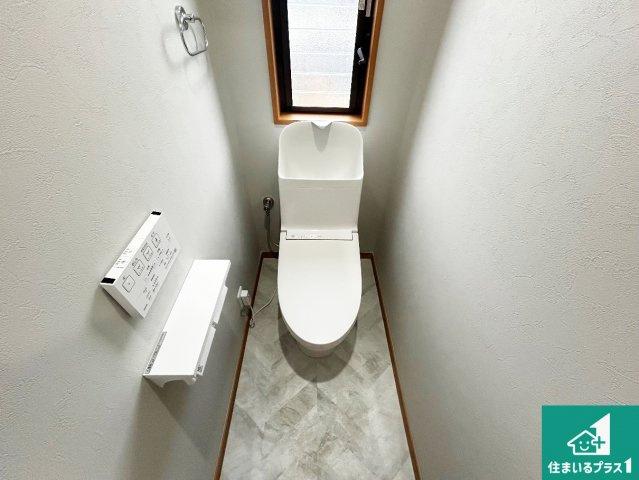 西宮市一ケ谷町　中古一戸建てのトイレ|1・2階の2ヶ所にあるので、朝の忙しい時間の順番待ちもなく、深夜の利用にも大変便利です。