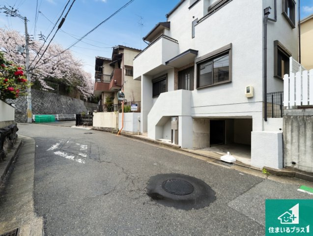西宮市一ケ谷町　中古一戸建ての前面道路含む現地写真|周辺は閑静な住宅街！前面道路広々で車の出し入れも便利です。駐車が苦手な方でも安心して車庫入れできます！