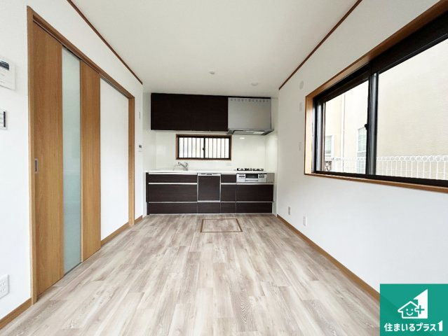 西宮市一ケ谷町　中古一戸建ての居間・リビング|日当たり良好の明るいリビングで朝の目覚めもスッキリできそう！対面キッチンでご家族のコミュニケーションも自然と増える設計！小さなお子様が遊ぶスペースを作っても広々とくつろげるLDK！