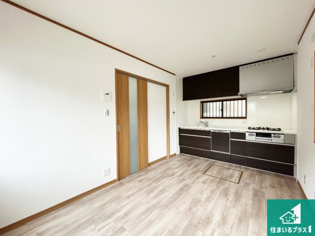 西宮市一ケ谷町　中古一戸建ての居間・リビング|日当たり良好の明るいリビングで朝の目覚めもスッキリできそう！対面キッチンでご家族のコミュニケーションも自然と増える設計！小さなお子様が遊ぶスペースを作っても広々とくつろげるLDK！