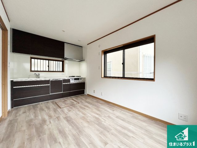 西宮市一ケ谷町　中古一戸建ての居間・リビング|明るいリビングで朝の目覚めもスッキリできそう！対面キッチンでご家族のコミュニケーションも自然と増える設計！小さなお子様が遊ぶスペースを作っても広々とくつろげるLDK！